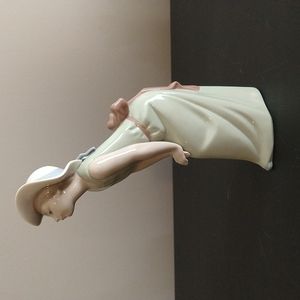 Lladró Figurine: Pamela Curiosa